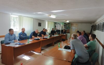 NA ZAJEDNIČKOM SASTANKU UPRAVE I SINDIKATA “ŠUME TUZLANSKOG KANTONA” D.D. KLADANJ RAZMATRANA AKTUELNA SITUACIJA U PREDUZEĆU